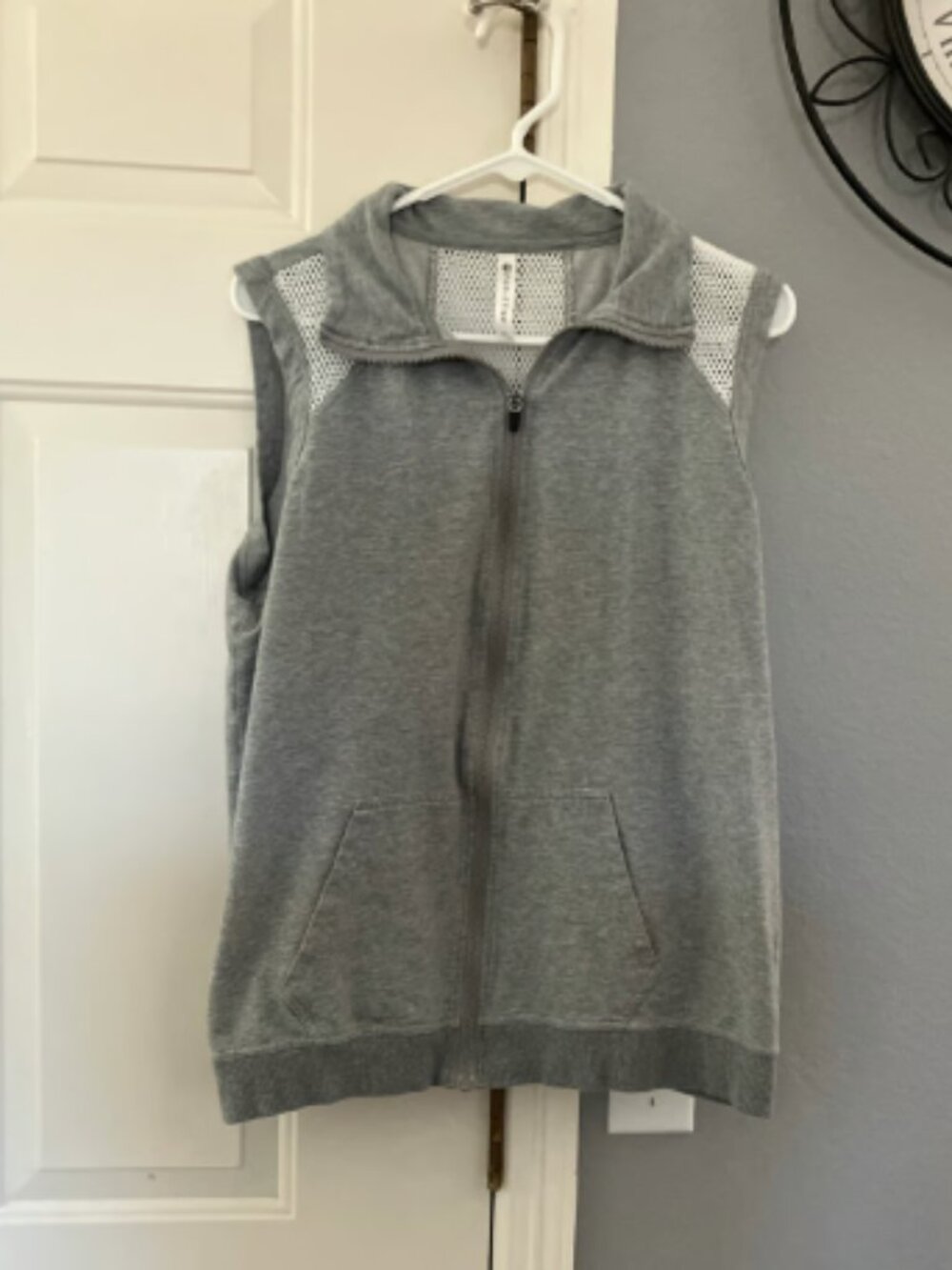 Fabletics brand grey and white sleeveless zip up top Size XL